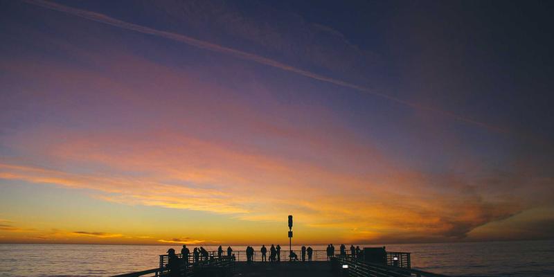 小户型空间扩容术：LH之家揭秘智能家居与现代家具的垂直收纳设计技巧
