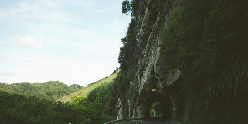 智能照明系统设计：如何通过灯光色温与场景模式提升家居氛围与健康